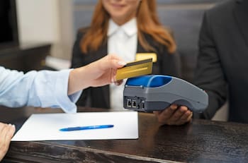 Comienza fusión de dos bancos chilenos: nueva entidad financiera tiene un valor de $3.100 millones de dólares