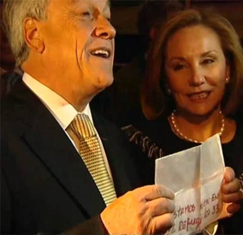 El expresidente junto al papel de los 33.