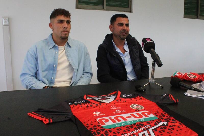 En su presentación como jugador de Limache. Foto: Deportes Limache.