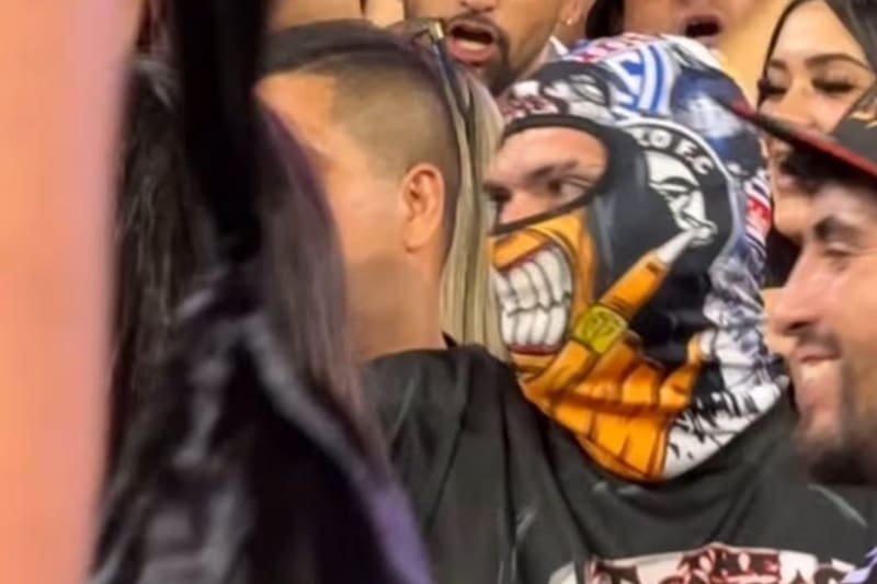 alentando a Colo Colo en el duelo ante Everton.