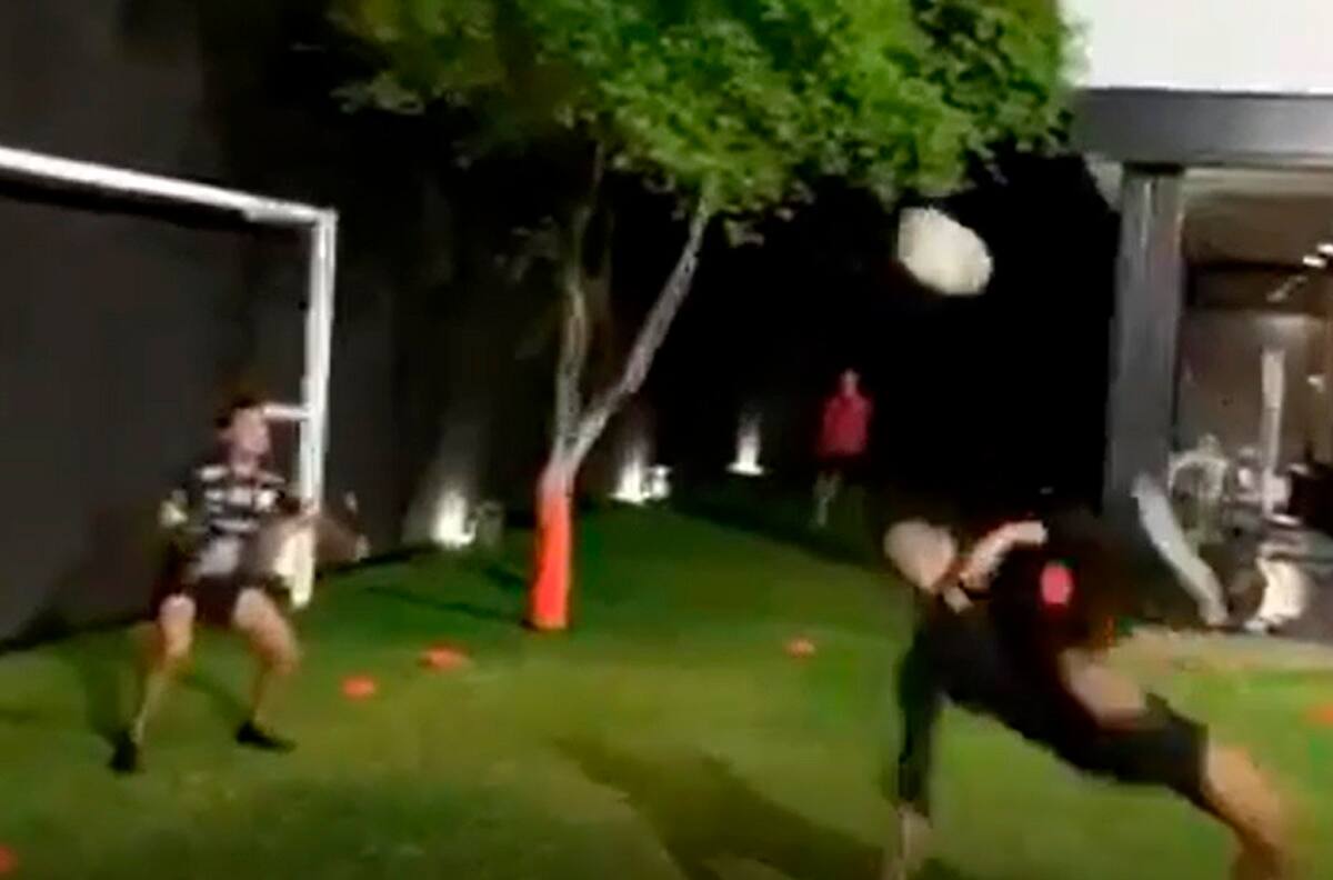 ¡Qué golazo! Futbolista mexicano sorprendió con una gran chilena en casa