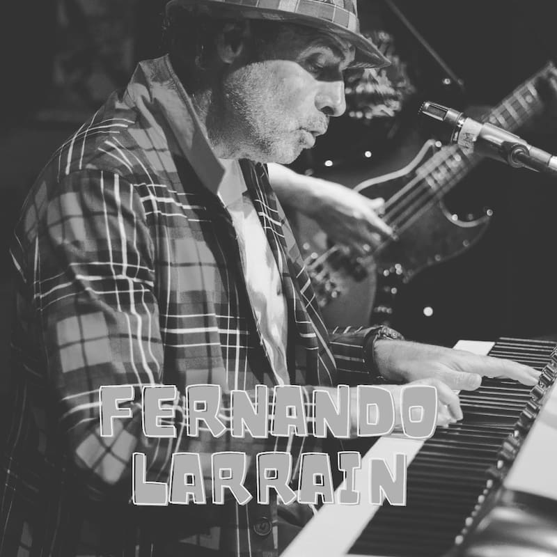 Fernando Larraín tocando el teclado y cantando en Larraín y los Insistentes.