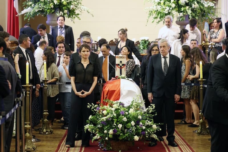 Ministros haciendo guardia al cuerpo de Sebastián Piñera.