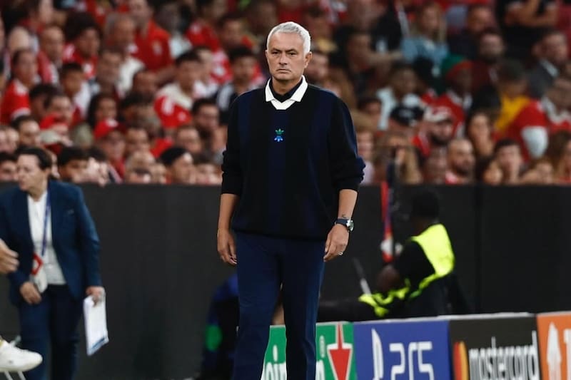 José Mourinho, fue tendencia en redes por su polerón en Champions League. Foto: Instagram Fenerbahce.