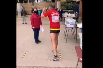 Hombre que fue expulsado por votar con polera de Pinochet reapareció con particular mensaje