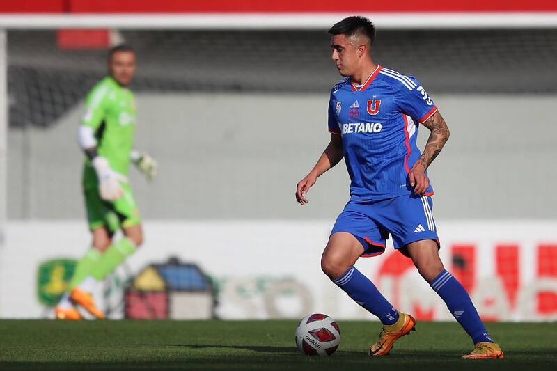 . El relator Alejandro Lorca no gusta del estilo de juego del central.