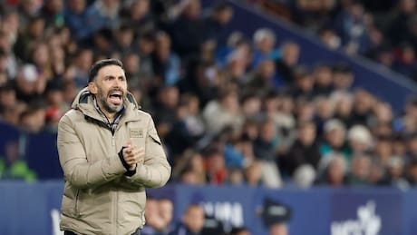 Un Cacique más: la historia de cómo Eder Sarabia, DT del Elche, recibió una camiseta de Colo Colo