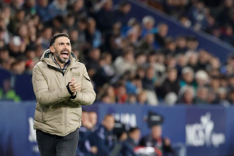 ¿Cómo llegó una camiseta de Arturo Vidal a las manos del entrenador del Elche?