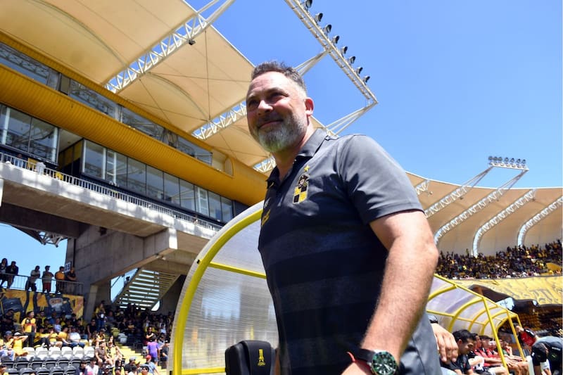El entrenador de Coquimbo Unido desglosa su carrera como director técnico junto al periodista Danilo Díaz. Las selecciones menores, su paso por la U y un consejo inolvidable de Pep Guardiola, entre otros temas en La Pizarra De... Foto: Agencia Aton.