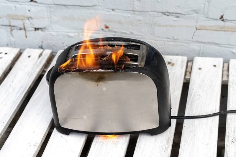 Conoce por qué es tan riesgoso si permanece enchufado.