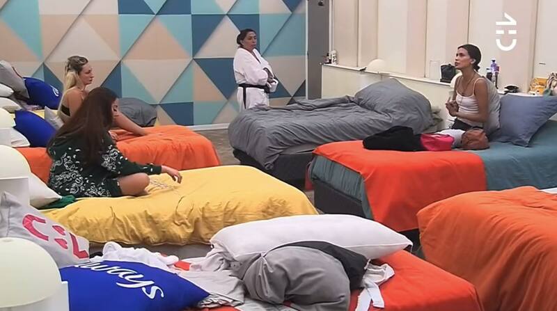 Constanza Capelli y Francisca Maira conversando. Foto: CHV.