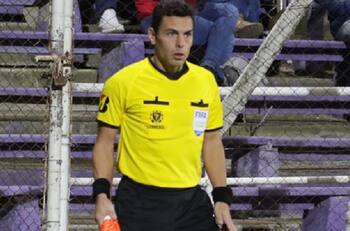 ¡Insólito! Juez asistente usó un un chaleco como banderín en duelo entre Cerro y Wanderers por Copa Sudamericana