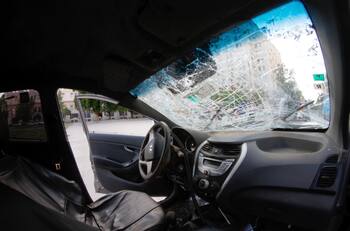 Menor en riesgo vital: auto derribó el muro de una casa y atropelló a una madre y su hijo