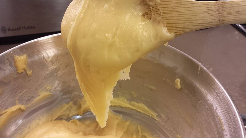 Así debe verse la masa. En caso contrario, añade un poco más de huevo hasta que consigas esta textura.