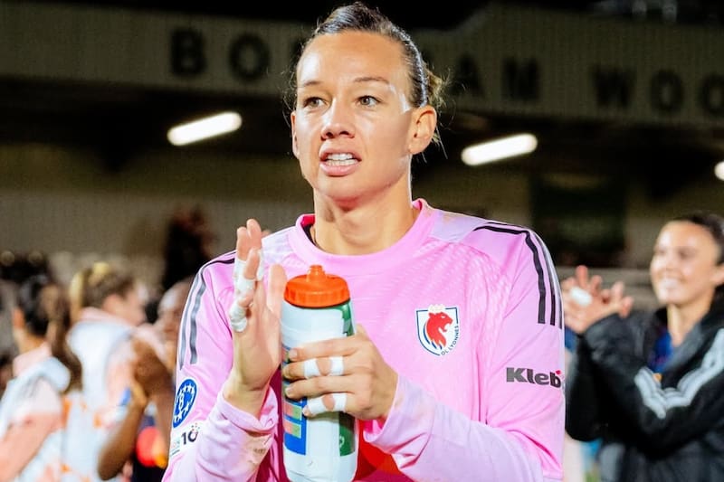 La mejor futbolista chilena de todos los tiempos, justo antes de salir a la cancha para jugar ante Arsenal en Champions League. Foto: @ol.lyonnes en Instagram.