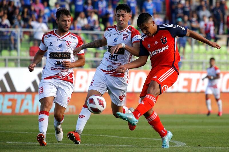 Nicolás Guerra dispara al arco en el duelo de Copiapó con la U. Foto: Aton.