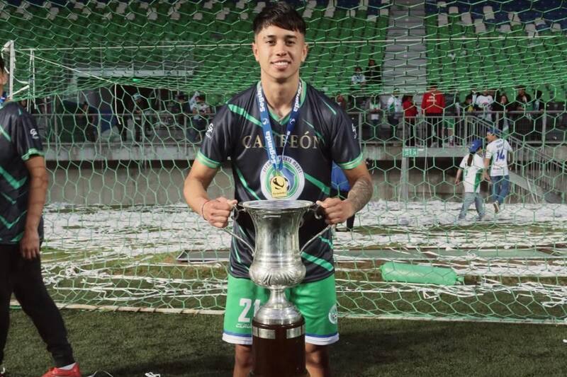 El defensor central salió cedido desde Colo Colo y en 2025 fue campeón con Deportes Puerto Montt. Foto: Miguel Toledo en Instagram.