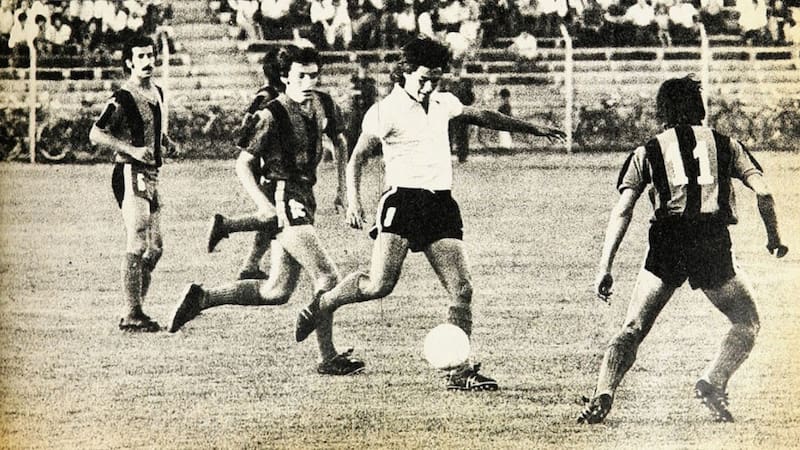 Tres jugadores que contribuyeron al título de manera importante: los volantes Eddio Inostroza (al fondo) y Miguel Ángel Neira (al medio) y el experimentado delantero Pablo Astudillo (de espalda).