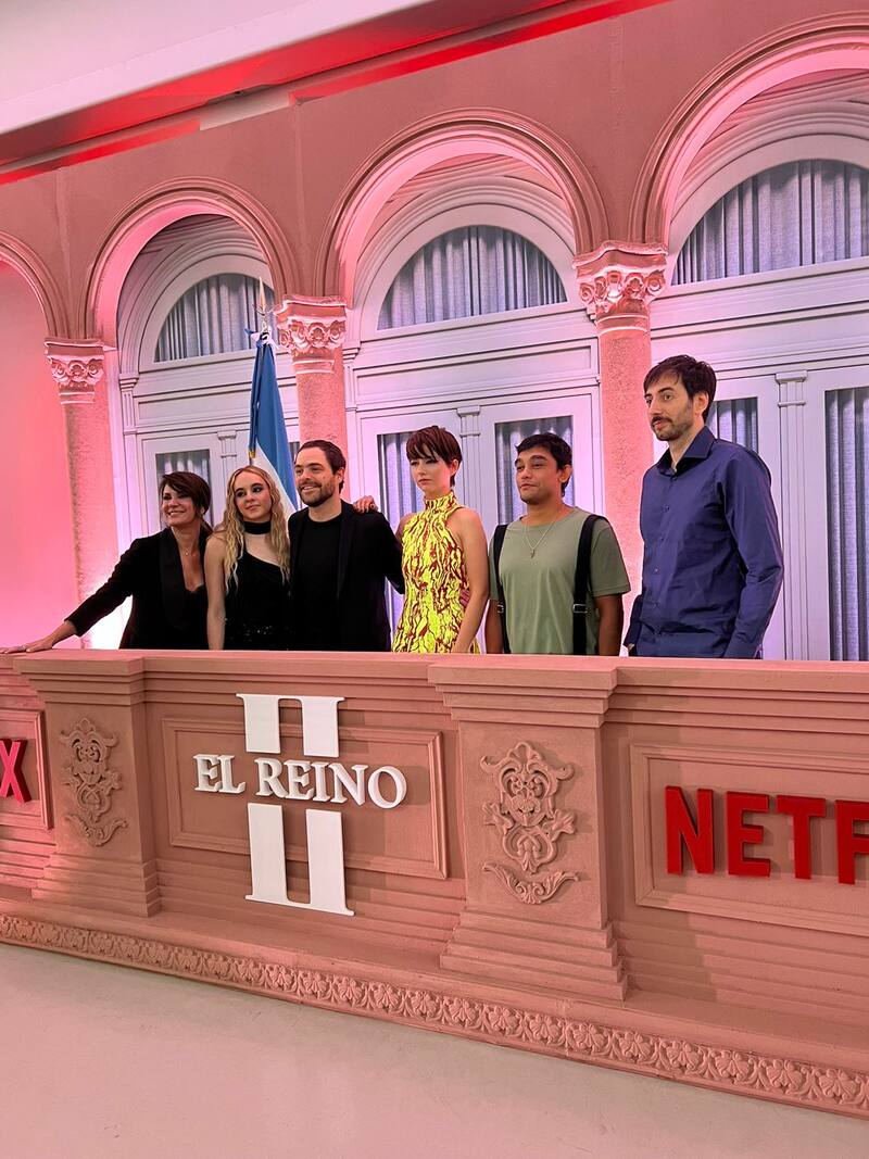 Mariana Di Girolamo deslumbra en alfombra roja. Créditos: Netflix.