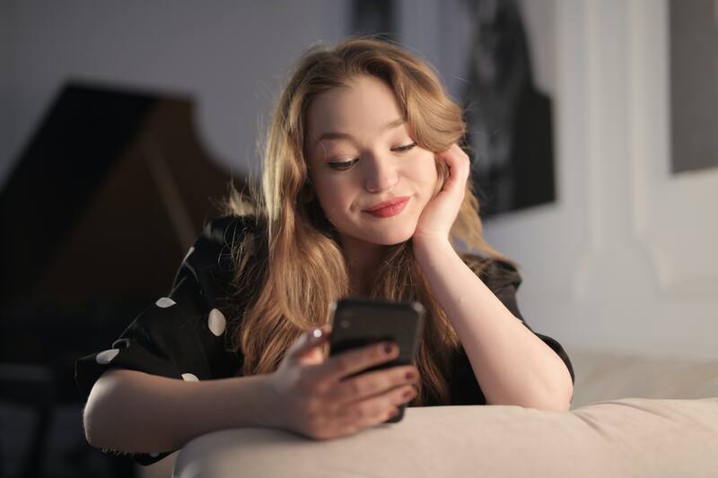 Pasar mucho tiempo en el celular puede traer problemas oculares.