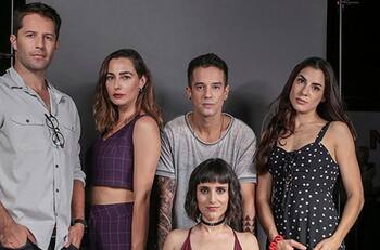 Con fogata y baile: Así fue la celebración de Año Nuevo de actores de "Verdades Ocultas"