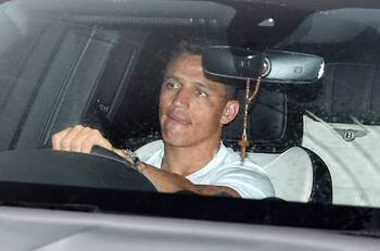 Medio inglés señala que Alexis llegó "triste" y especula con exótico nuevo destino