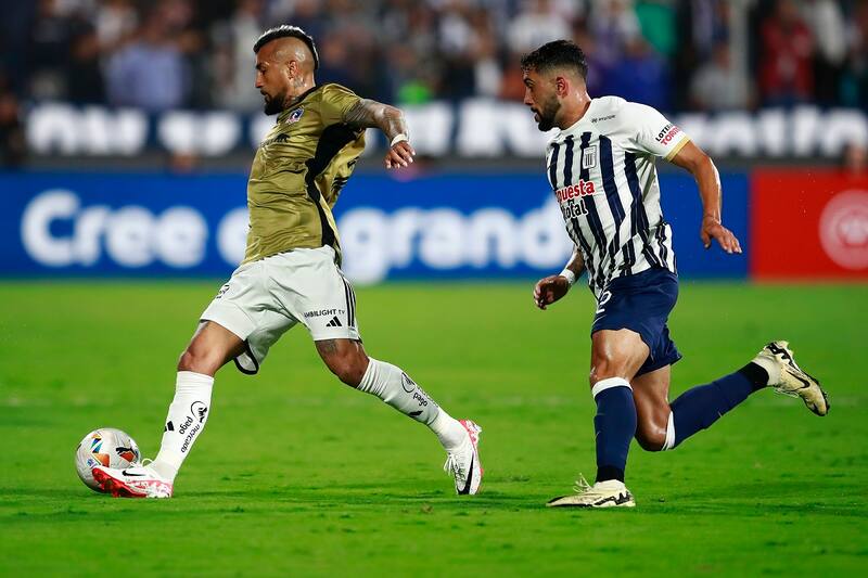 Arturo Vidal fue expulsado en el partido de Colo Colo vs Alianza Lima.