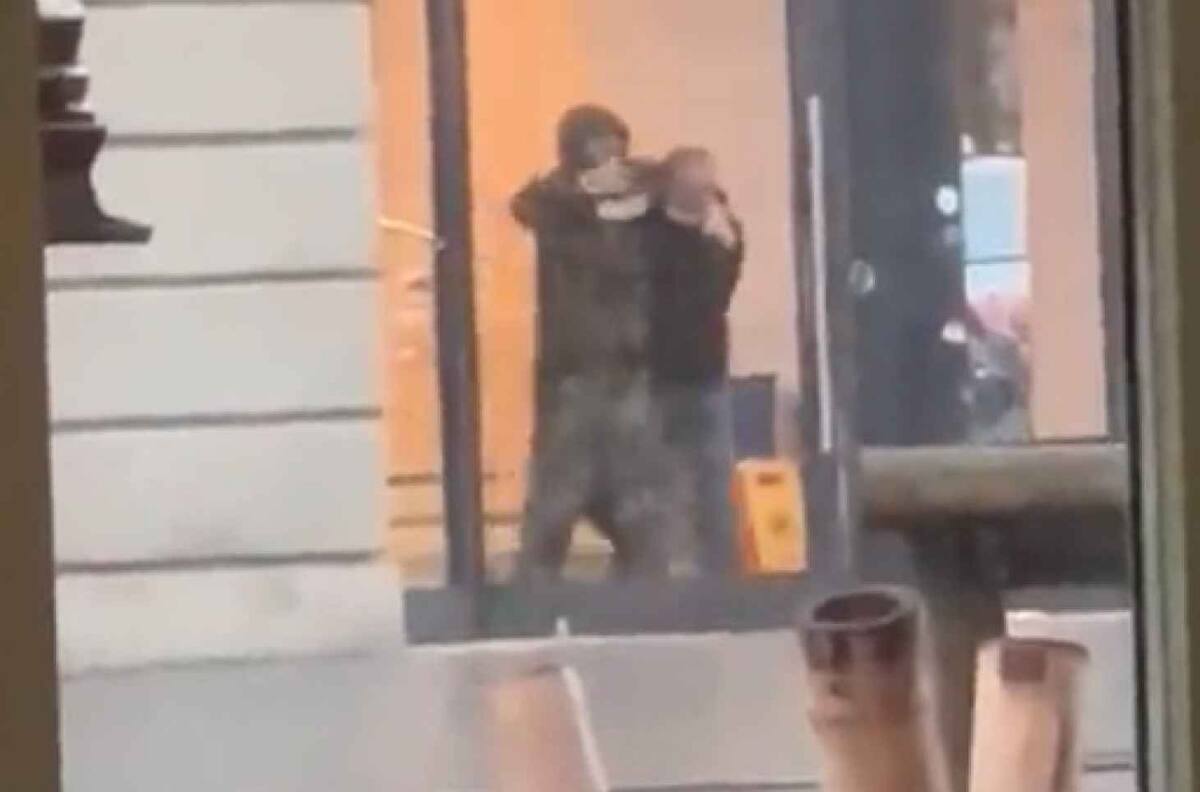 VIDEO | Reportan toma de rehenes en una Apple Store en el centro de Ámsterdam
