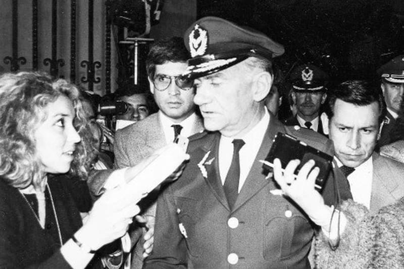 Gemma Contreras entrevistando al general Matthei en 1988.