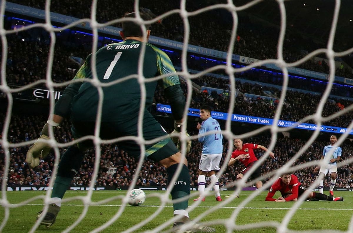 Con Bravo en cancha el Manchester City clasificó a la final de la Carabao Cup