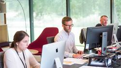 Con sueldos desde $1 millón: Estas son las 8 carreras cortas mejor pagadas en Chile según la IA de Google