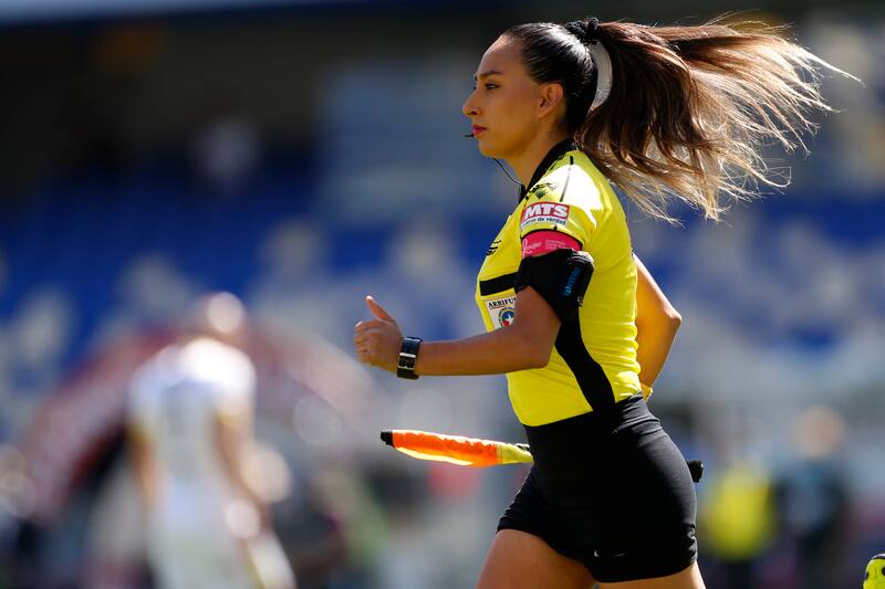 La guardalíneas Cindy Nahuelcoy es fotografiada durante el partido de Primera División.
