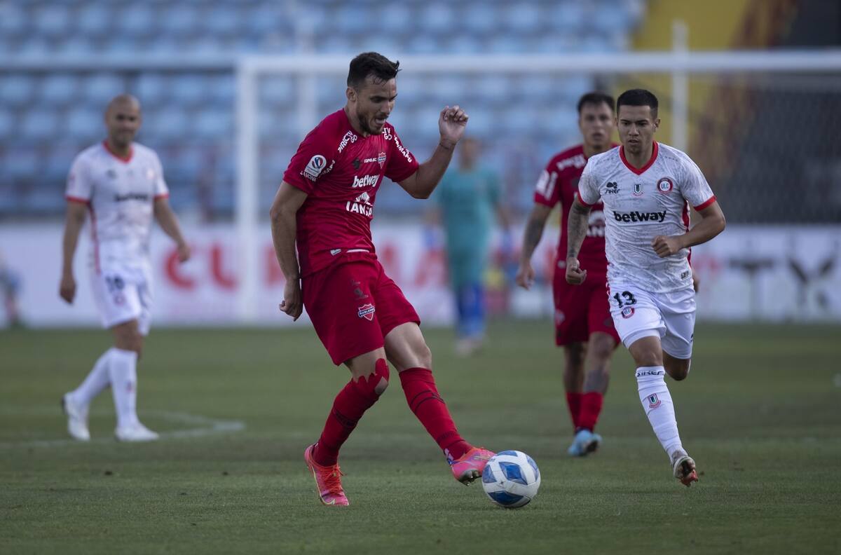 Los problemas de Ñublense para llenar el vacío que dejó Luis del Pino en la defensa: "Es un caos"