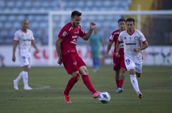Los problemas de Ñublense para llenar el vacío que dejó Luis del Pino en la defensa: "Es un caos"