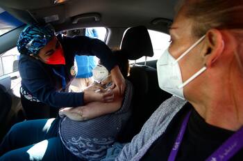 Vacunas: Ministro Paris niega quiebre de stock y dice que los municipios tardan en registrarlas