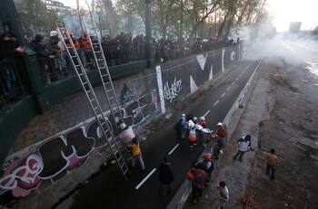 Madre de joven que fue empujado al Río Mapocho respondió a carabinero imputado: "No le creo nada"