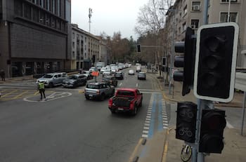 ¿Cuáles son las normas que debo seguir para manejar en una zona con semáforos apagados?