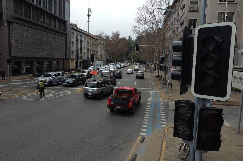 Descubre cómo debes conducir si los semáforos no están operativos.