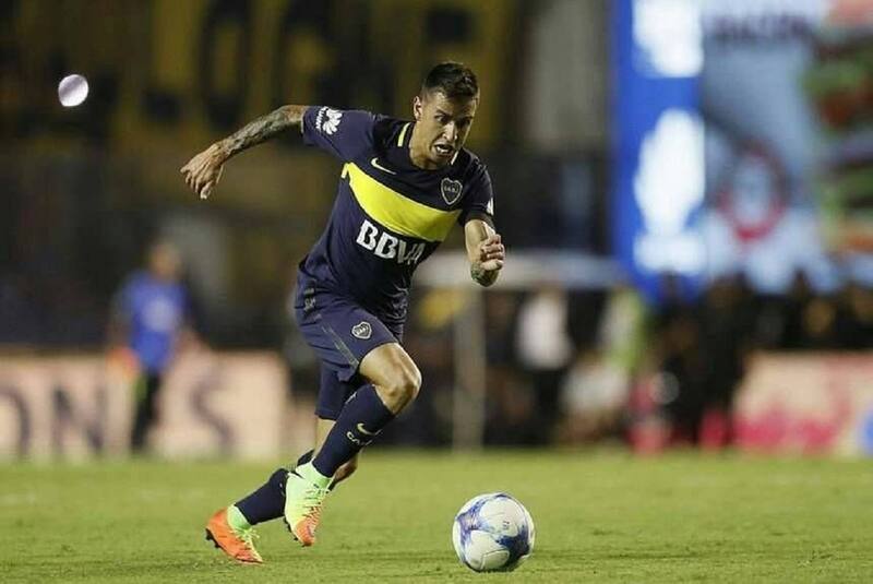 , en una de sus pocas participaciones con la camiseta de Boca Juniors