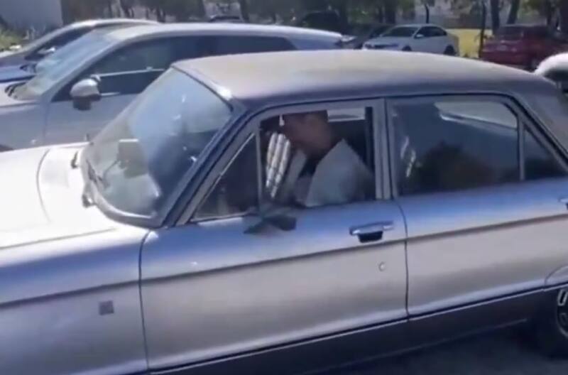 sorprendió con un Ford Falcon.