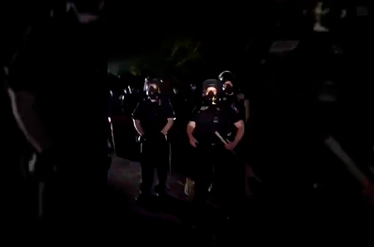 Con un escudo humano: Así cuidan la casa de policía que asesinó a George Floyd
