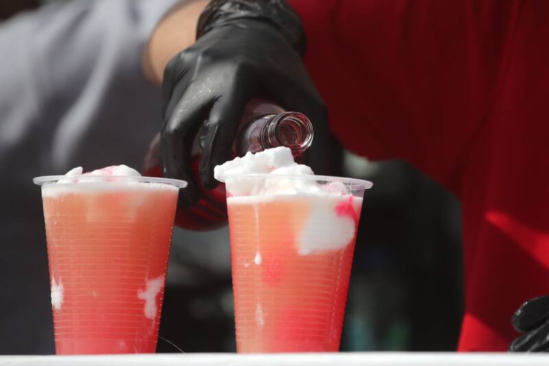 Las celebraciones contarán con stands llenos de comidas y bebidas típicas de nuestro país a precios ultra accesibles. Créditos: Jonnathan Oyarzun/Aton Chile.