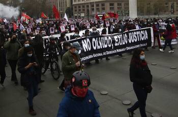 Tradicional romería por las víctimas de la dictadura derivó en diversos enfrentamientos con Carabineros