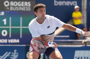 Solo Tomás Barrios saca la cara por el tenis chileno: durísimas caídas de Tabilo y Jarry