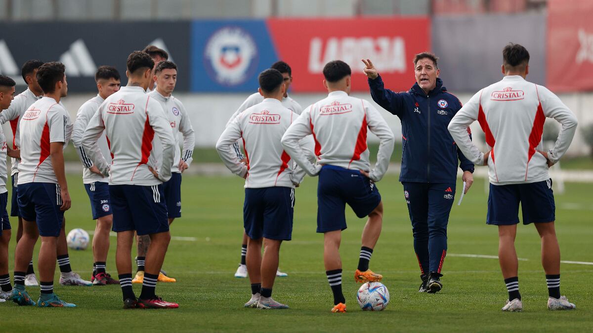Foto grupal de la Selección Chilena Sub 23 durante la práctica del jueves en el Complejo Juan Pinto Durán.