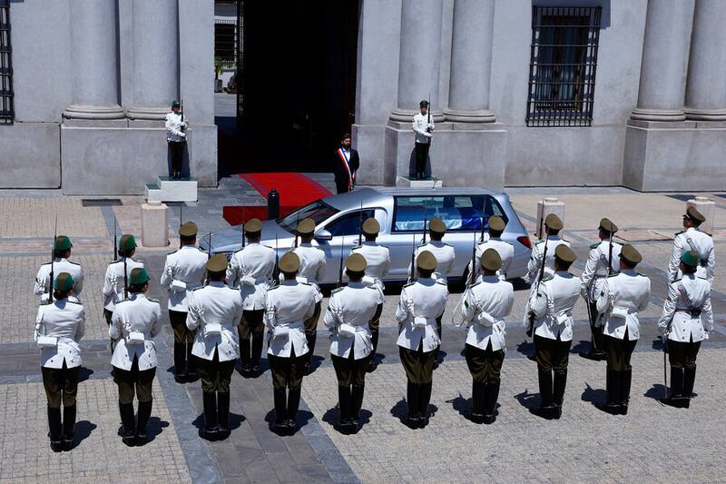 De esta manera se homenajeó a Piñera a las afueras de La Moneda.