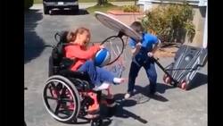 VIDEO | Intenta no llorar: Niño ayuda a su hermana en silla de ruedas a encestar una pelota de básquetbol