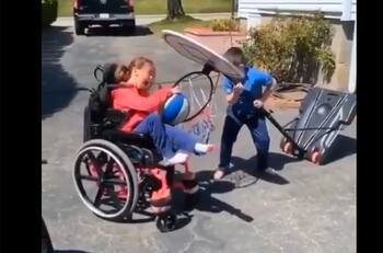 VIDEO | Intenta no llorar: Niño ayuda a su hermana en silla de ruedas a encestar una pelota de básquetbol