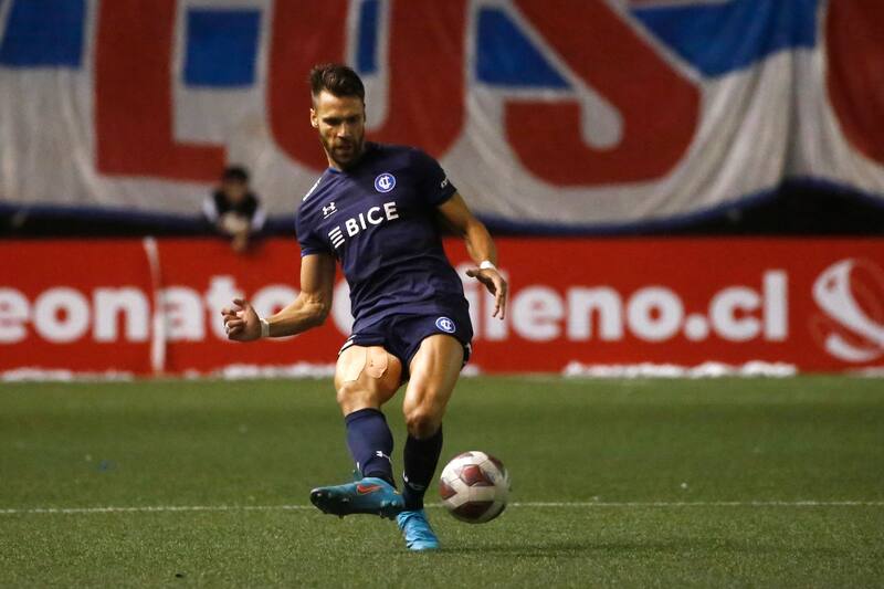 Gary Kagelmacher defendiendo a Católica.