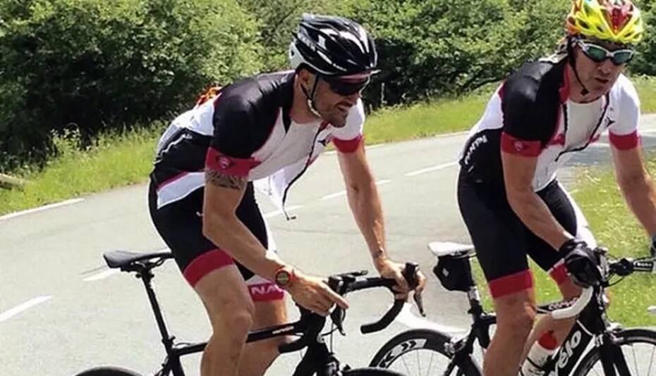 En una de sus pasiones: el ciclismo.